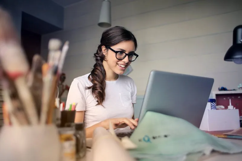 Lachende dame achter een laptop EXTRA SMALL GOOGLE