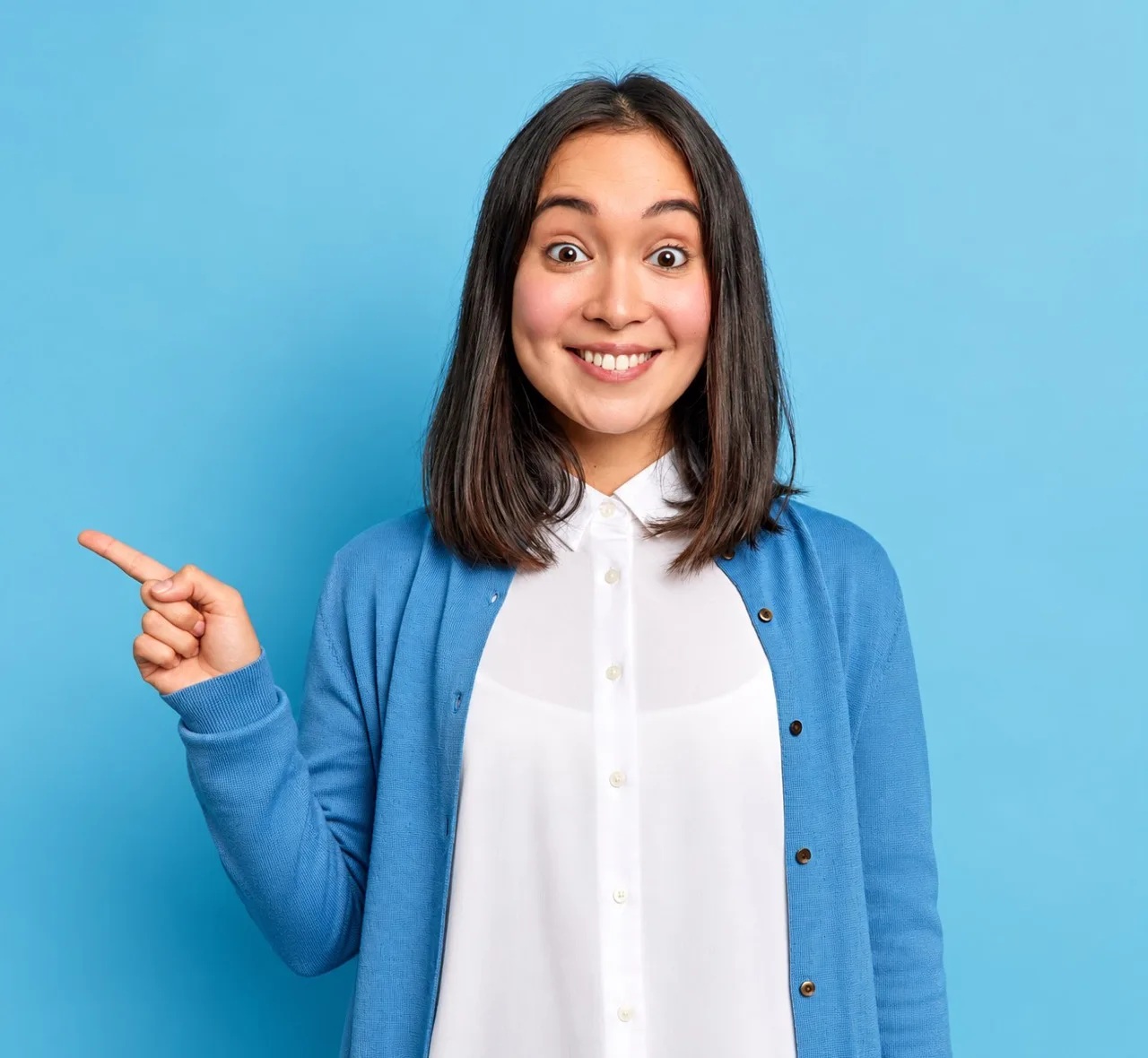 Dame lachend wijzend met vinger naar links